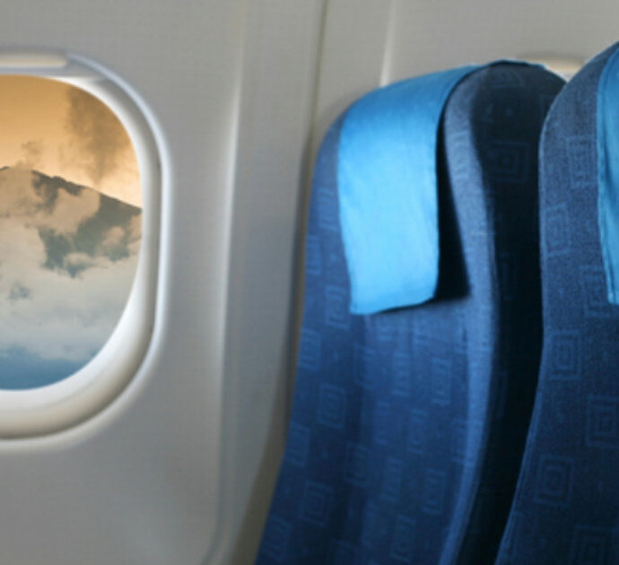“Ho rifiutato di scambiare posto in aereo con un uomo che voleva sedere accanto alla moglie, lui ha iniziato a discutere…”: il post virale su Reddit
