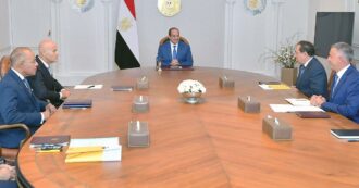 Copertina di Descalzi incontra al-Sisi, Eni investirà 7,7 miliardi in Egitto in 4 anni: “Eccezionali relazioni italo-egiziane”
