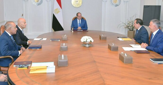 Descalzi incontra al-Sisi, Eni investirà 7,7 miliardi in Egitto in 4 anni: “Eccezionali relazioni italo-egiziane”