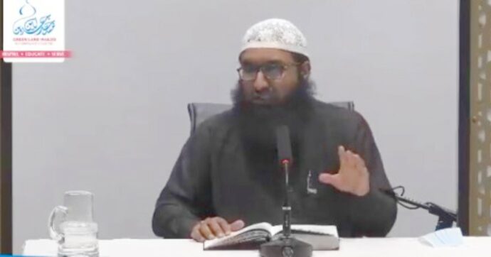“Prima va sepolta fino alla vita, poi si lanciano le pietre”: l’imam di Birmingham spiega in video come lapidare una donna