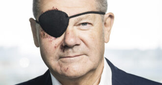 Copertina di Olaf Scholz posta una foto con una benda sull’occhio dopo una caduta facendo jogging: “Aspetto di vedere i meme”