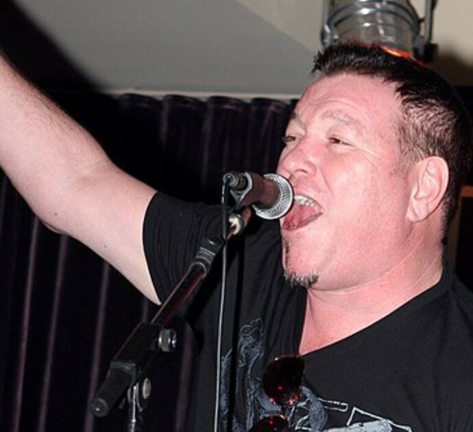 È morto Steve Scott Harwell degli Smash Mouth: stroncato a 56 anni da problemi al cuore e al fegato