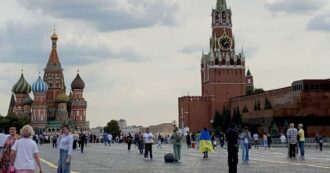 Copertina di Mosca, cammina avvolta nella bandiera ucraina sulla Piazza Rossa: fermata una donna
