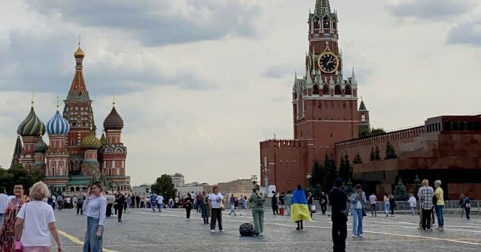 Mosca, cammina avvolta nella bandiera ucraina sulla Piazza Rossa: fermata una donna