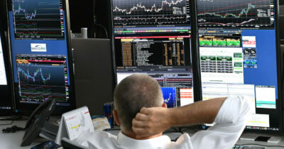 Copertina di Il petrolio schizza oltre i 100 dollari: i Paesi del G7 pronti a rilasciare un terzo delle riserve. Le Borse in caduta libera