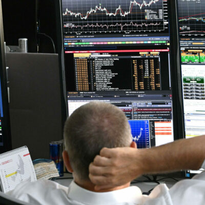 Copertina di Il petrolio schizza oltre i 100 dollari: i Paesi del G7 pronti a rilasciare un terzo delle riserve. Le Borse in caduta libera