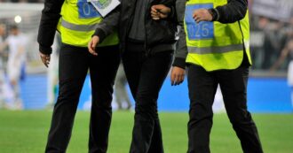 Invade il campo mentre la sua squadra attacca: tifoso evita il possibile gol vittoria – Video