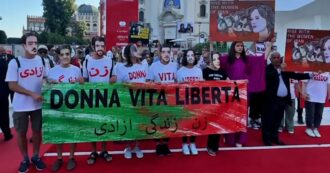 Copertina di Festival di Venezia, sul red carpet anche la battaglia delle donne iraniane: le immagini del flash mob