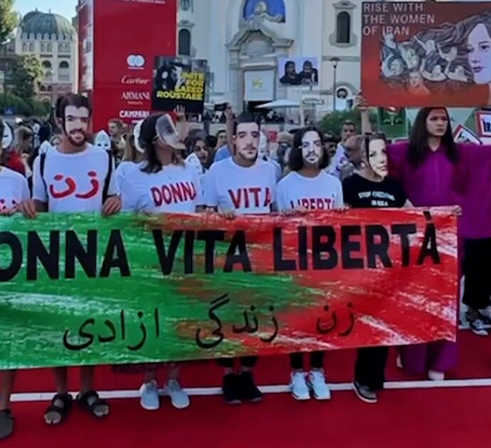 Festival di Venezia, sul red carpet anche la battaglia delle donne iraniane: le immagini del flash mob