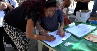 Copertina di La madre di Luana D’Orazio firma per introdurre l’omicidio sul lavoro: “Due anni fa la morte di mia figlia e non è cambiato niente”