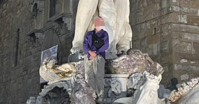 Copertina di Firenze, turista tedesco 22enne danneggia la statua del Nettuno