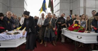 Copertina di Ucraina, in un anno e mezzo quasi 10mila morti tra i civili: il confronto con le vittime di altre guerre, dalla Cecenia alla Siria