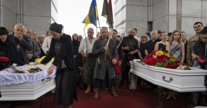 Ucraina, in un anno e mezzo quasi 10mila morti tra i civili: il confronto con le vittime di altre guerre, dalla Cecenia alla Siria