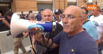 Copertina di Stop al Reddito di Cittadinanza, a Napoli manifestazione davanti alla sede della Regione: “Da qua non ci muoviamo, vogliamo risposte”