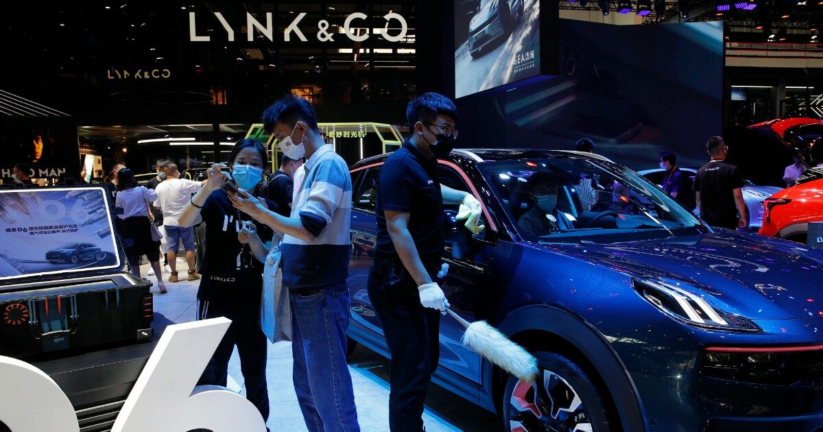 Auto elettriche, la Cina alla conquista dell’Europa grazie a terre rare e manodopera a basso costo. L’Ue rischia di rimanere al palo, Tesla taglia i prezzi