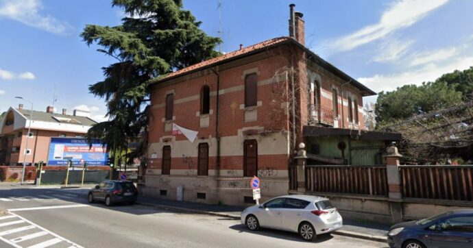 A Milano quasi abbattuta una storica palazzina liberty di inizio Novecento. Vittorio Sgarbi contro Sala: “La città è sotto attacco”