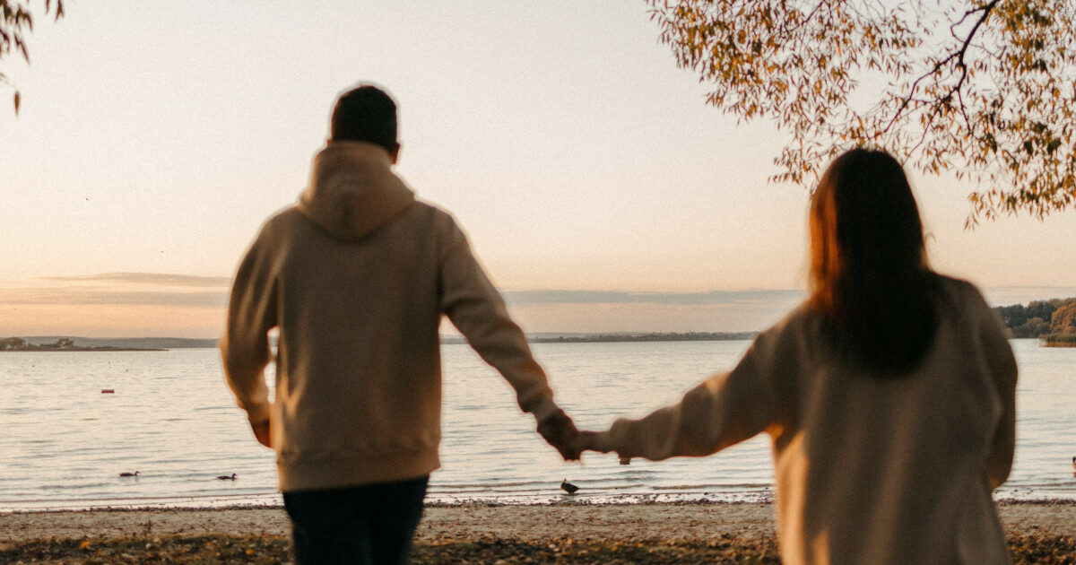 Va in vacanza con il fidanzato “tirchio” che divide tutte le spese a metà (anche l’acqua). Lo sfogo della ragazza: “Sto pensando di lasciarlo”