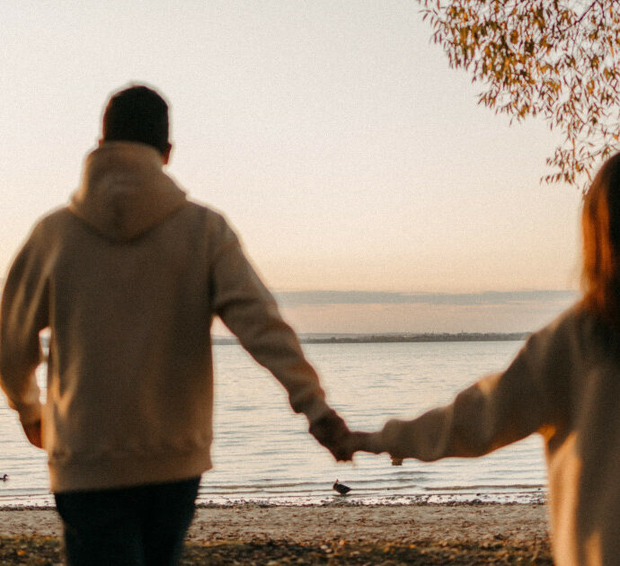 Va in vacanza con il fidanzato “tirchio” che divide tutte le spese a metà (anche l’acqua). Lo sfogo della ragazza: “Sto pensando di lasciarlo”