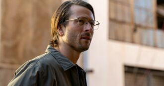 Copertina di Festival di Venezia: al Lido sbarca Hit Man, il trionfo della commedia perfetta dal genio di Richard Linklater