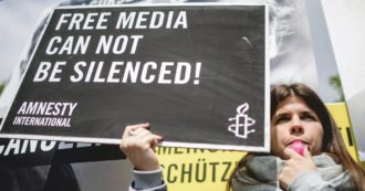 Copertina di Democrazie e libertà di stampa mai così in declino in 50 anni. Italia criticata anche sui migranti | il dossier