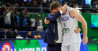Copertina di Melli commosso dopo la sconfitta, il ct Pozzecco lo abbraccia: l’immagine simbolo dell’Italbasket