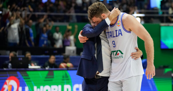 Melli commosso dopo la sconfitta, il ct Pozzecco lo abbraccia: l’immagine simbolo dell’Italbasket