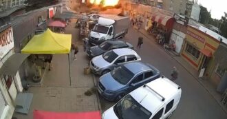 Copertina di Zelensky denuncia: “Raid russo su un mercato nel Donetsk”. Le immagini del momento dell’attacco