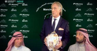 Copertina di Crozza indossa i panni di Roberto Mancini per la nuova stagione: “Perché allenerò l’Arabia Saudita? Ragioni intime…”