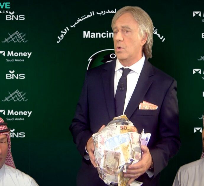 Crozza indossa i panni di Roberto Mancini per la nuova stagione: “Perché allenerò l’Arabia Saudita? Ragioni intime…”