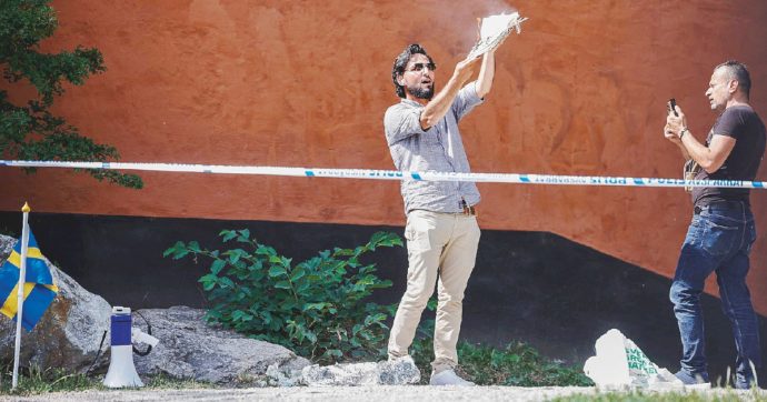 Charlie Hebdo: “È un errore vietare di bruciare il Corano”