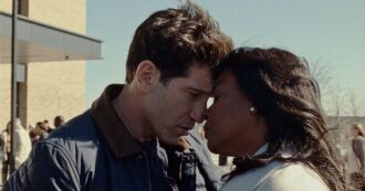 Copertina di Festival di Venezia, Origin di Ava DuVernay è un film di banale ordinarietà visiva e drammaturgica