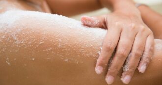 Copertina di È tempo di scrub, la guida della dottoressa Pucci Romano per esfoliare al meglio la pelle: “Attenti al sale da cucina, è pieno di microplastiche”