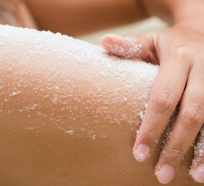 È tempo di scrub, la guida della dottoressa Pucci Romano per esfoliare al meglio la pelle: “Attenti al sale da cucina, è pieno di microplastiche”