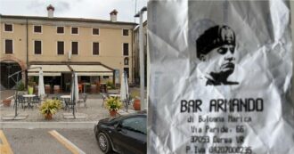Copertina di Scontrino fiscale con il volto di Mussolini in un bar. La proprietaria: “È così da 9 anni. L’accusa di fascismo? Mi fa solo piacere”