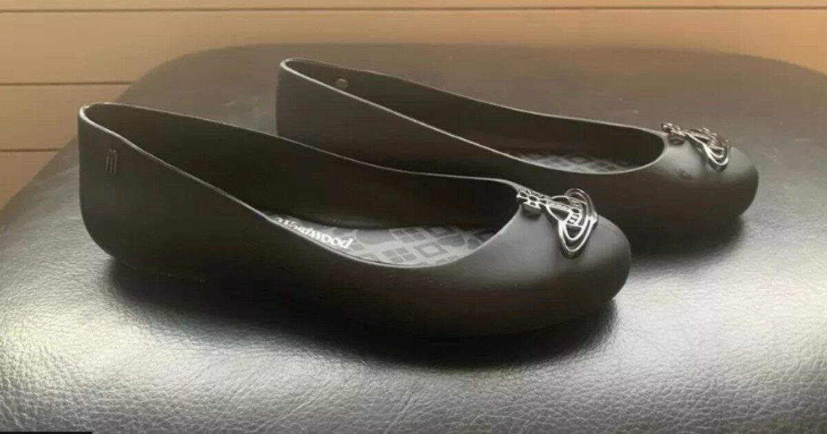 Bambina indossa ballerine nere il primo giorno di scuola: isolata in una stanza vuota e mandata a casa. La furia della madre: ecco cosa è accaduto