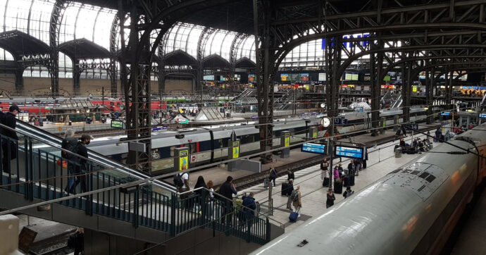 Incendi alla stazione dei treni di Amburgo: “Abbiamo sabotato l’infrastruttura capitalista”. Disagi e cancellazioni in tutta la Germania