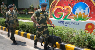 Copertina di Baraccopoli nascoste, mendicanti sfrattati, migliaia di poliziotti e droni antiterrorismo: così l’India si è preparata a ospitare il G20