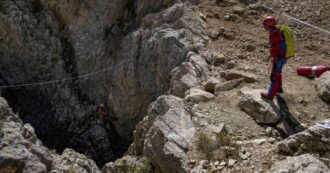 Copertina di Turchia, speleologo americano bloccato a oltre 1.000 metri di profondità: 150 soccorritori in azione, anche italiani