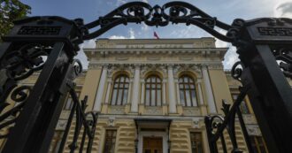 Copertina di Effetto guerra, la corsa dei russi in banca per ritirare contanti