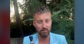 Copertina di Fedez partecipa a un matrimonio e ironizza su Francesco Facchinetti: “Quanto è brutto il tuo outifit” – Video