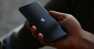 Copertina di Apple, scatta l’allarme: “Così gli hacker entrano negli iPhone con iOS 16 via Bluetooth”