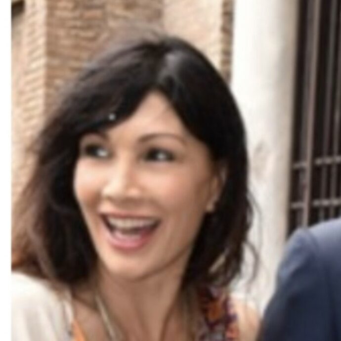 Luisa Corna si sposa a 57 anni con un carabiniere (di 15 anni più piccolo): “Mi porterà all’altare mia madre, sarò in abito bianco”