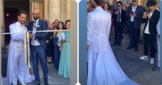 Copertina di Valerio Scanu e Luigi Calcara si sono sposati: abito bianco e strascico per il cantante di Amici – FOTO
