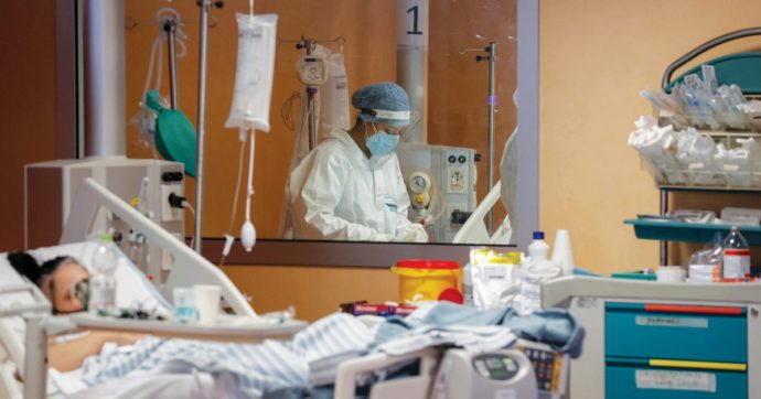 Casi Covid su di quasi il 50%, il ministero impone i test in reparti e Pronto soccorso