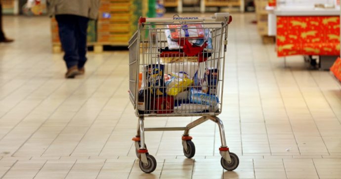Inflazione, l’Istat conferma i dati di settembre: frenata dello 0,1%. I consumatori: “Calo risibile e illusorio”