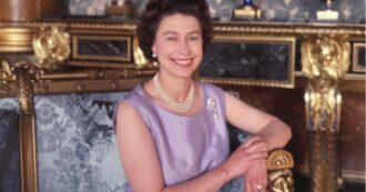 Copertina di Un anno fa moriva la regina Elisabetta: il toccante messaggio di re Carlo. Resta il giallo sulle cause del decesso: “Cancro alle ossa o una caduta”