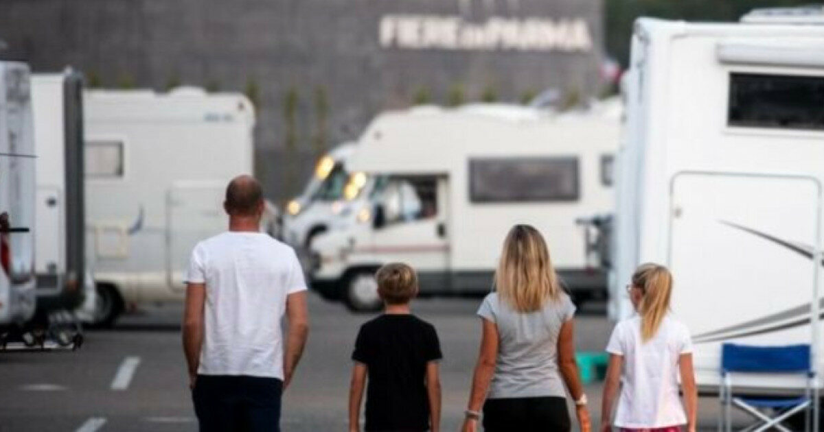 “Abbiamo abbandonato il posto fisso, ci siamo trasferiti in camper per non pagare più il mutuo e la vita è migliorata”: la svolta di Shane Williams e Sarah Camden