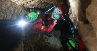 Copertina di Speleologo americano intrappolato a mille metri di profondità in Turchia: inviate decine di uomini per salvarlo
