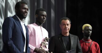 Copertina di Venezia 2023, la dedica ai migranti “che non sono arrivati a Lampedusa” e il sostegno agli scioperi di Hollywood: i diritti sul palco della premiazione