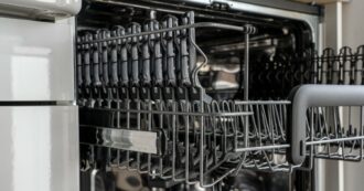 Copertina di Cosa non lavare in lavastoviglie: dai coltelli alle pentole antiaderenti, ecco i 10 utensili che potrebbero diventare tossici